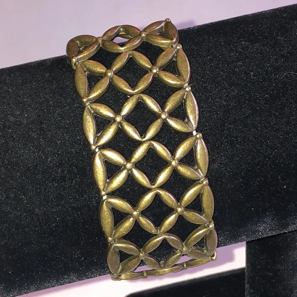 Brass Tone  Openwork Flower-Link Stretch Bracelet